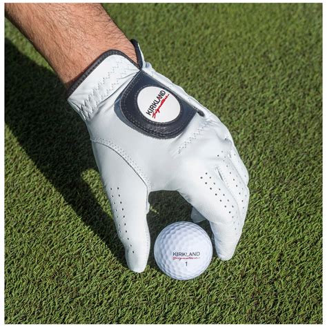 Golf gloves for a better grip and control