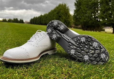 Golf shoes for a comfortable fit