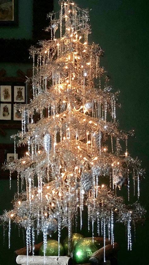 Icicle-themed Christmas tree template