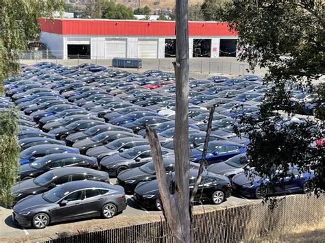 Description of model cars in a parking lot diorama