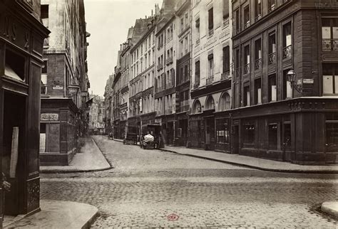 Historical landmarks on Rue Mail