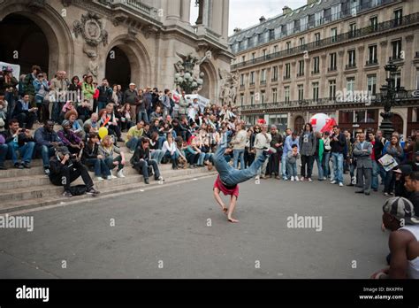 Street performers on Rue Mail