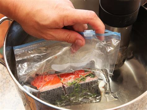 Sous vide cooking machine